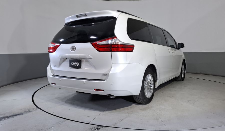 Toyota Sienna 3.5 XLE AT Minivan 2015