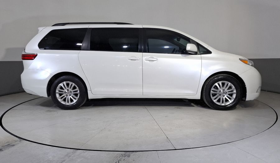 Toyota Sienna 3.5 XLE AT Minivan 2015