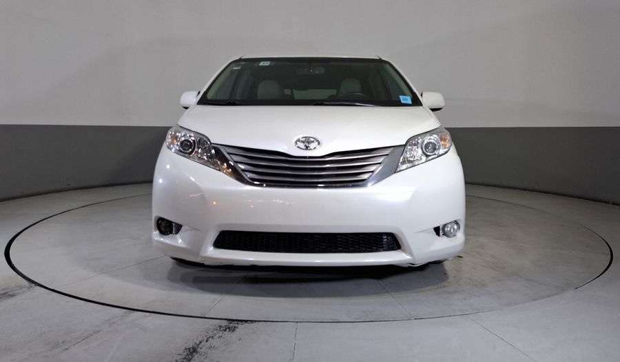 Toyota Sienna 3.5 XLE AT Minivan 2015