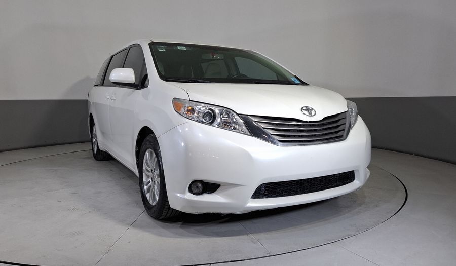 Toyota Sienna 3.5 XLE AT Minivan 2015