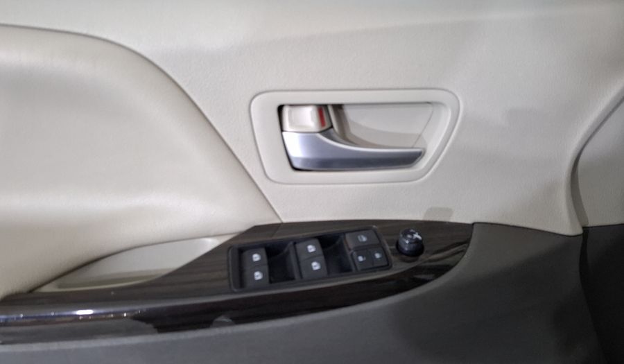 Toyota Sienna 3.5 XLE AT Minivan 2015