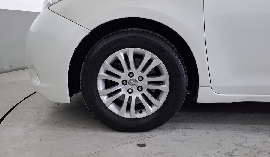 Toyota Sienna 3.5 XLE AT Minivan 2015