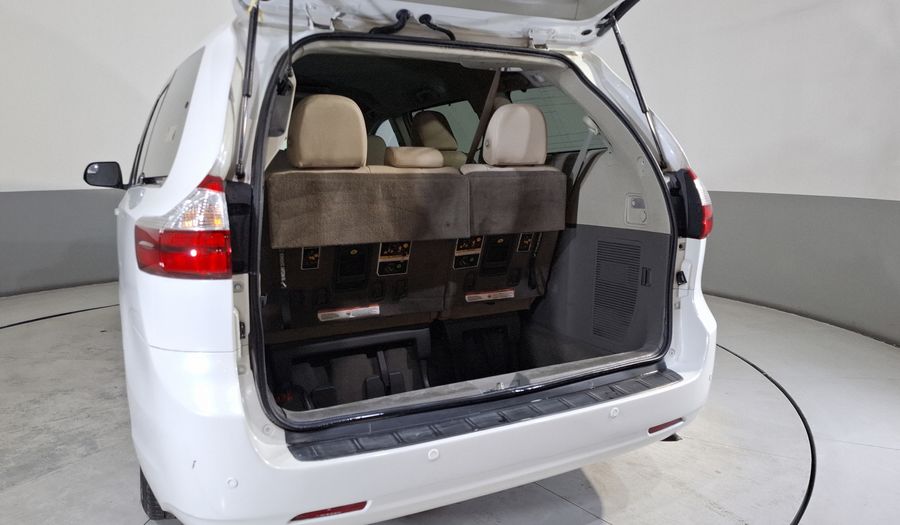 Toyota Sienna 3.5 XLE AT Minivan 2015