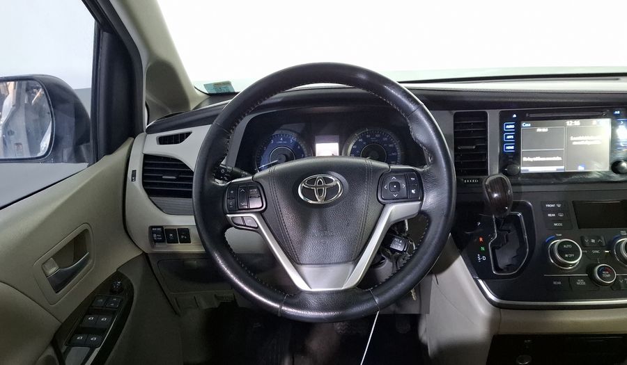 Toyota Sienna 3.5 XLE AT Minivan 2015