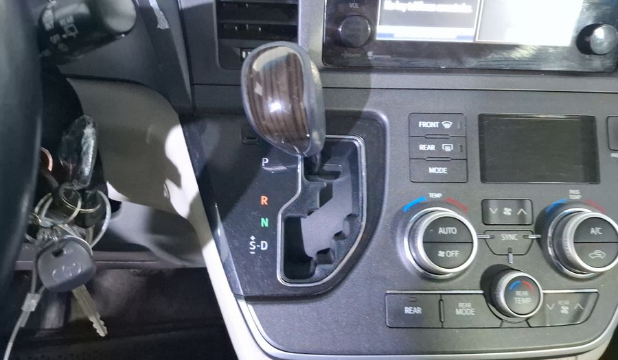 Toyota Sienna 3.5 XLE AT Minivan 2015