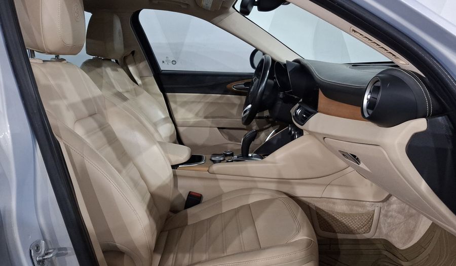 Alfa Romeo Giulia 2.0 TI LUSSO Sedan 2021