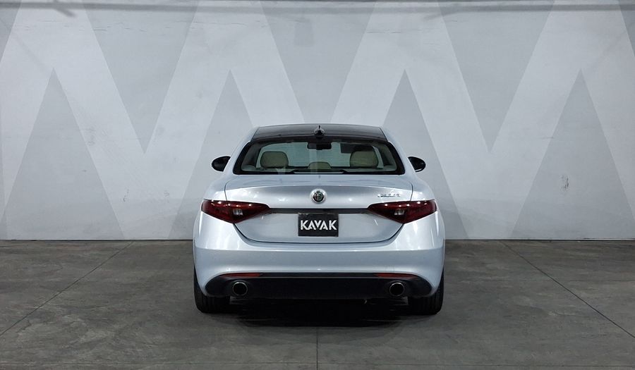 Alfa Romeo Giulia 2.0 TI LUSSO Sedan 2021