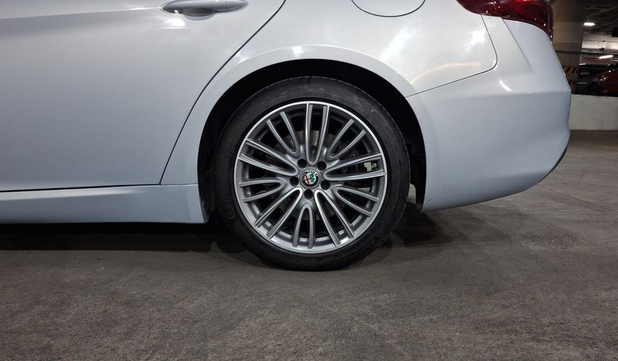 Alfa Romeo Giulia 2.0 TI LUSSO Sedan 2021
