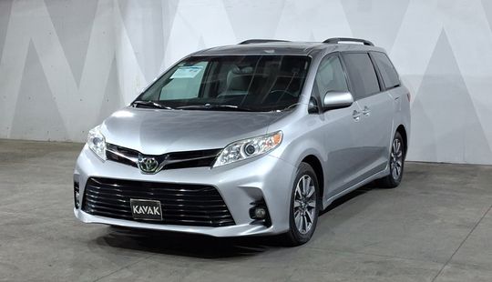 Toyota • Sienna