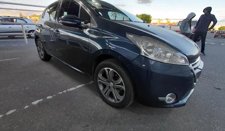 Peugeot 208 1.6 FELINE Hatchback 2014