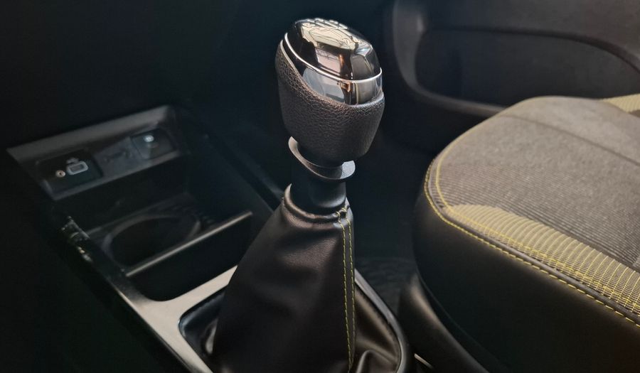 Renault Kwid 1.0 ICONIC OUTSIDER Hatchback 2025