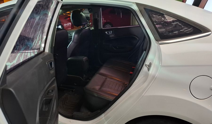 Ford Fiesta Kinetic Design 1.6 TITANIUM Sedan 2013