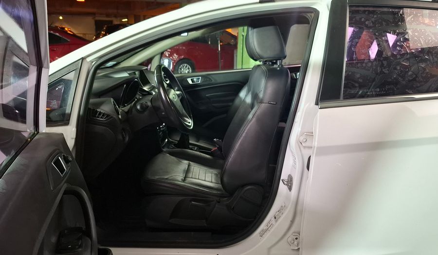 Ford Fiesta Kinetic Design 1.6 TITANIUM Sedan 2013