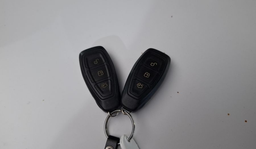 Ford Fiesta Kinetic Design 1.6 TITANIUM Sedan 2013