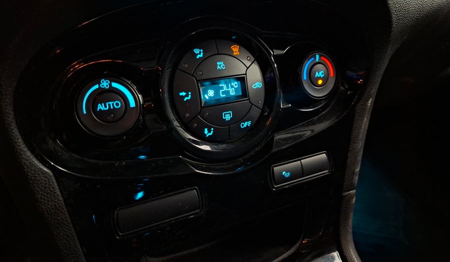 Ford Fiesta Kinetic Design 1.6 TITANIUM Sedan 2013