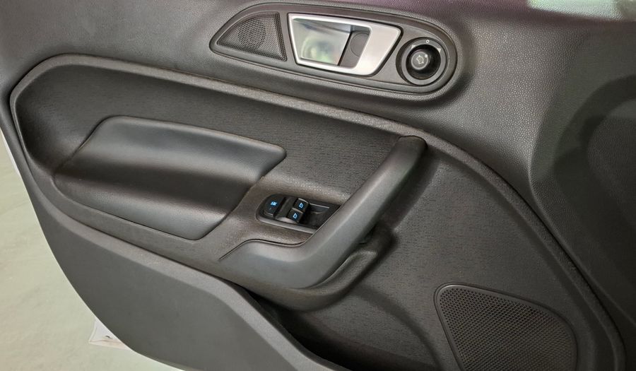 Ford Fiesta Kinetic Design 1.6 TITANIUM Sedan 2013