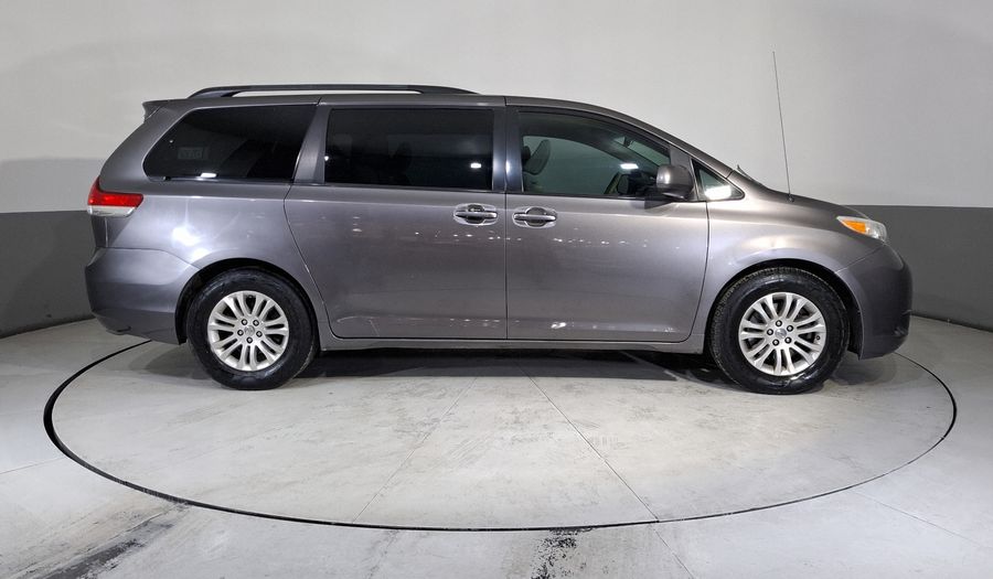 Toyota Sienna 3.5 XLE AT Minivan 2014