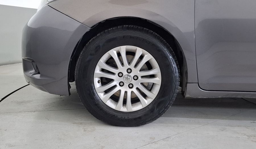 Toyota Sienna 3.5 XLE AT Minivan 2014