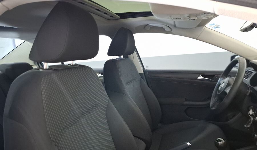 Volkswagen Jetta 2.5 STYLE ACTIVE MT Sedan 2011