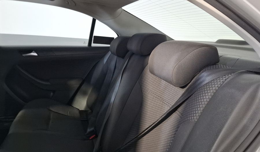 Volkswagen Jetta 2.5 STYLE ACTIVE MT Sedan 2011