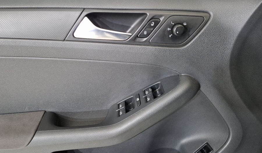 Volkswagen Jetta 2.5 STYLE ACTIVE MT Sedan 2011