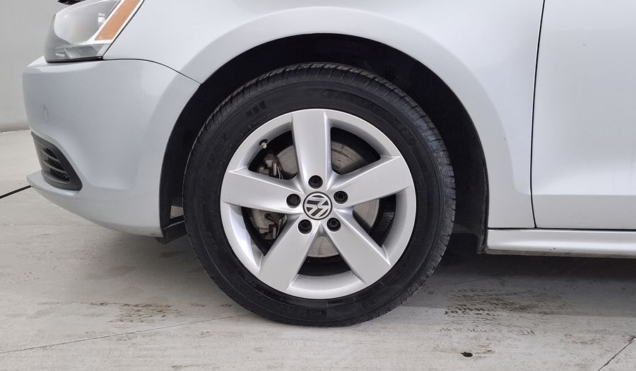 Volkswagen Jetta 2.5 STYLE ACTIVE MT Sedan 2011