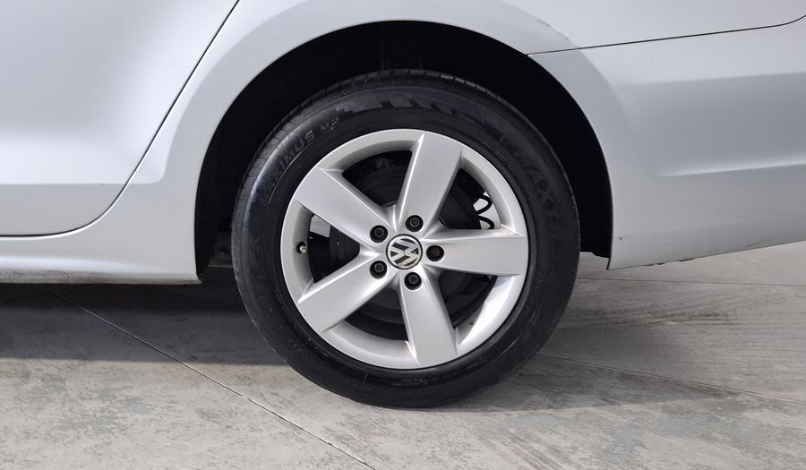 Volkswagen Jetta 2.5 STYLE ACTIVE MT Sedan 2011