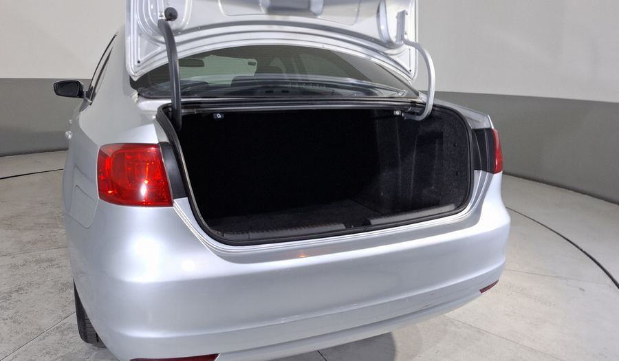 Volkswagen Jetta 2.5 STYLE ACTIVE MT Sedan 2011