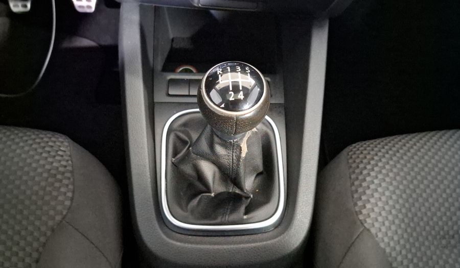 Volkswagen Jetta 2.5 STYLE ACTIVE MT Sedan 2011
