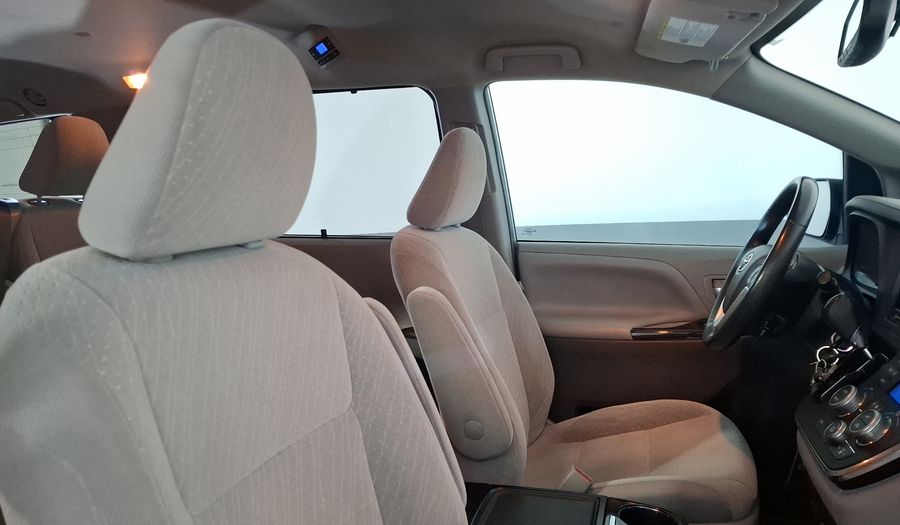 Toyota Sienna 3.5 XLE AUTO Minivan 2019