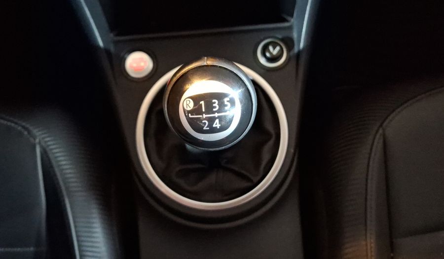 Volkswagen Beetle 2.5 SPORT MT Hatchback 2015