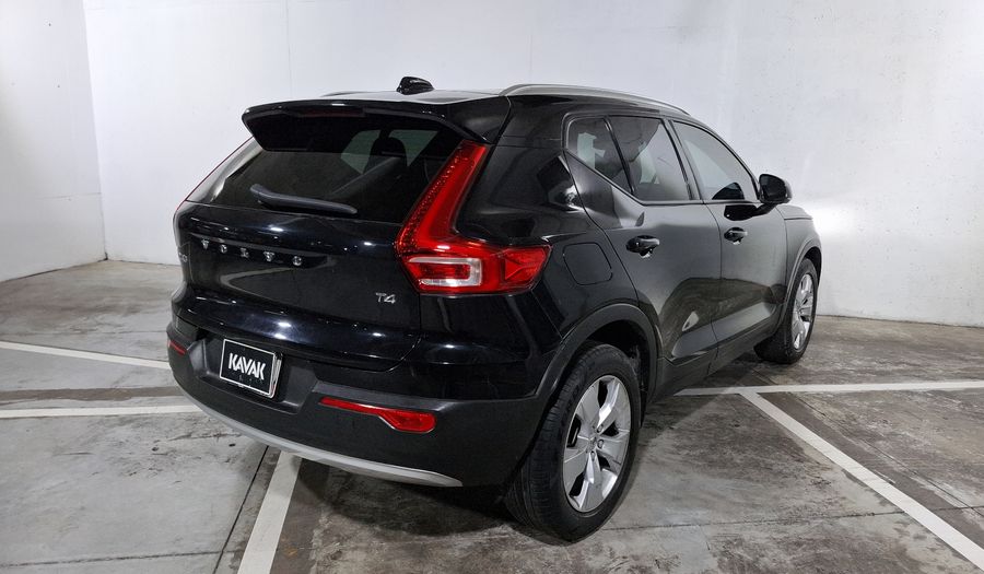 Volvo Xc40 2.0 T4 MOMENTUM AUTO Suv 2021