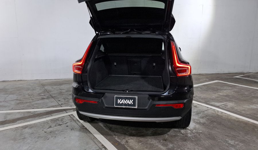 Volvo Xc40 2.0 T4 MOMENTUM AUTO Suv 2021