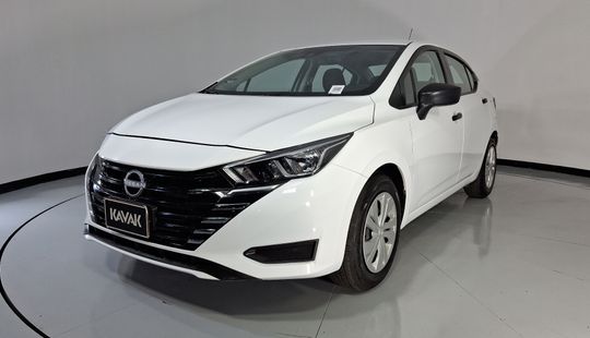 Nissan • Versa