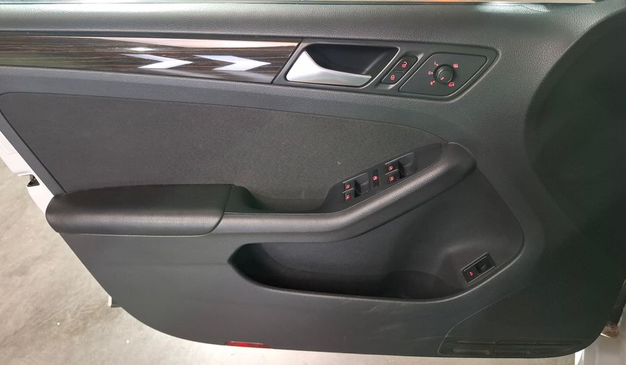 Volkswagen Vento 2.5 ADVANCE PLUS TIPTRONIC Sedan 2015