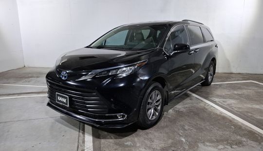 Toyota • Sienna