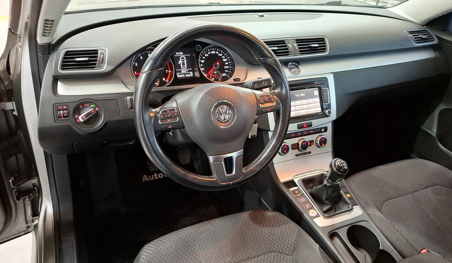 Volkswagen Passat 1.8 TSI COMFORT MT Sedan 2014