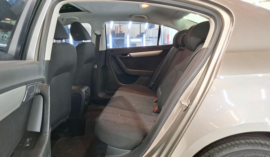 Volkswagen Passat 1.8 TSI COMFORT MT Sedan 2014