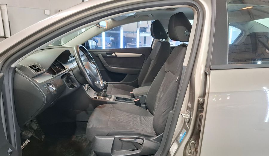 Volkswagen Passat 1.8 TSI COMFORT MT Sedan 2014