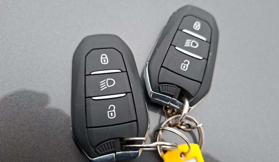 Citroen C4 1.2 PURETECH 130 AUTO SHINE Hatchback 2023