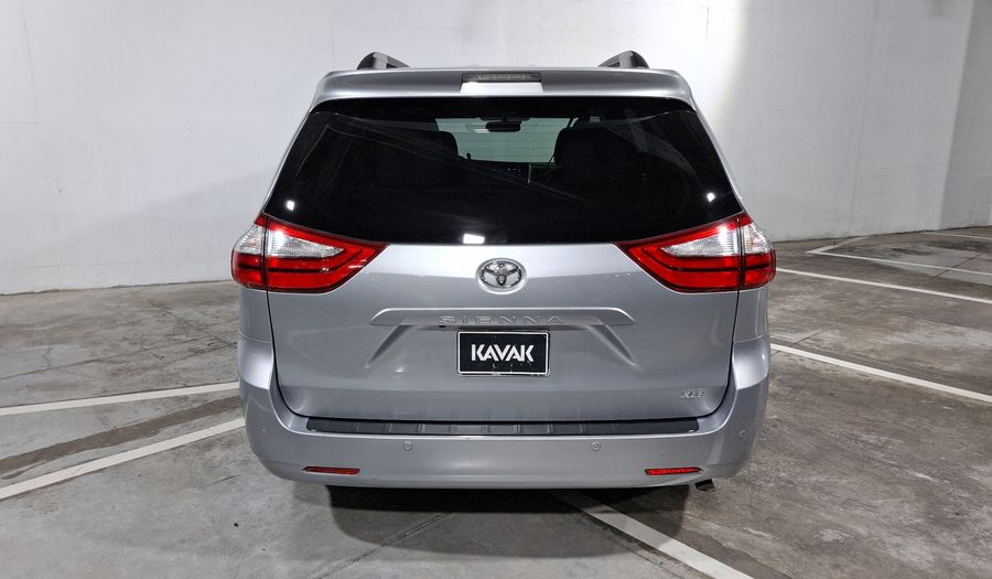 Toyota Sienna 3.5 XLE AT Minivan 2016