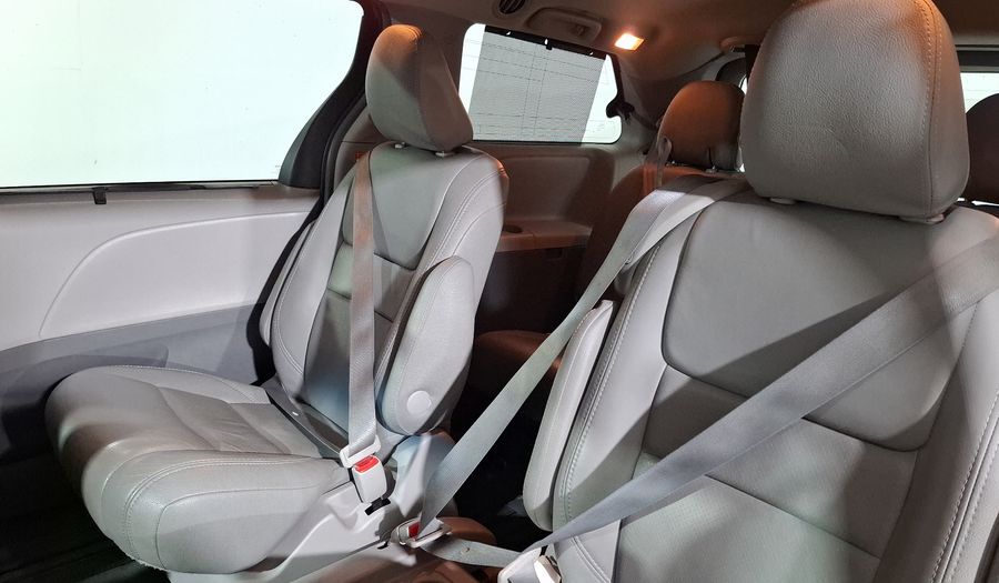 Toyota Sienna 3.5 XLE AT Minivan 2016