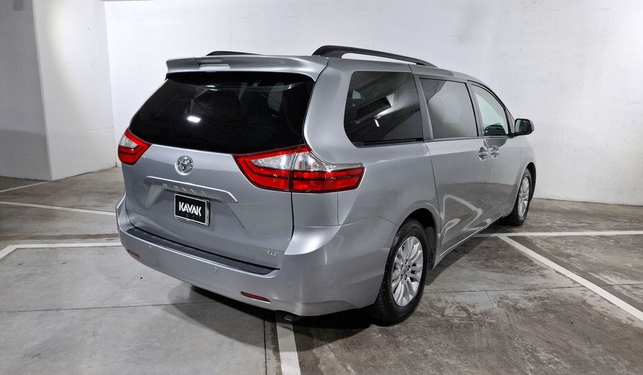 Toyota Sienna 3.5 XLE AT Minivan 2016