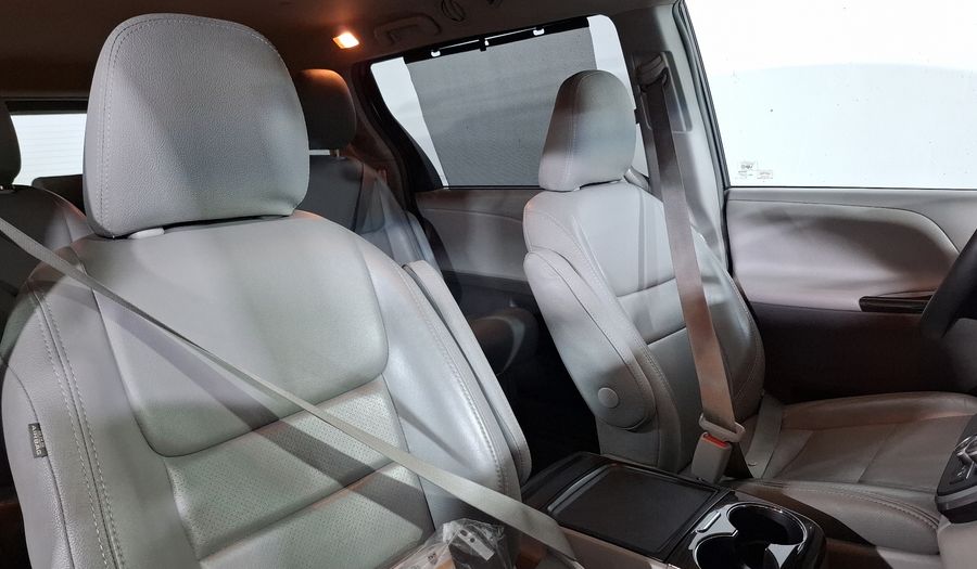 Toyota Sienna 3.5 XLE AT Minivan 2016