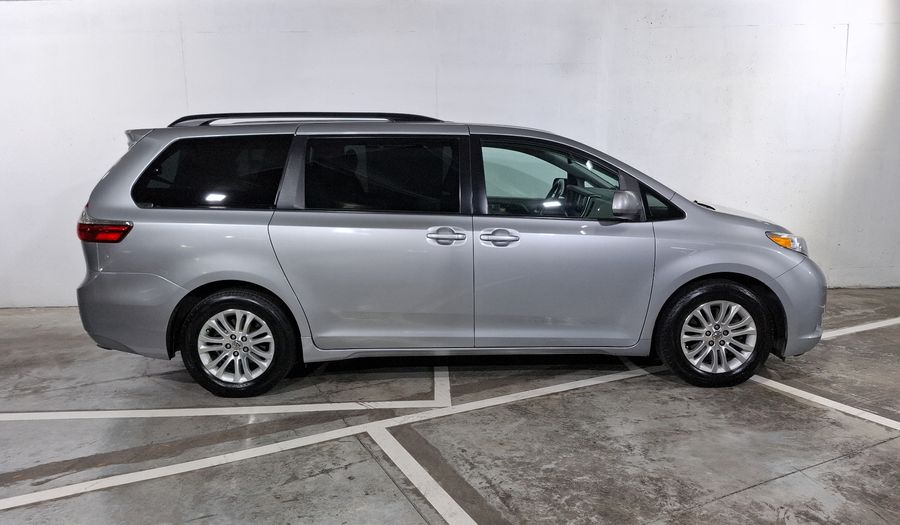 Toyota Sienna 3.5 XLE AT Minivan 2016