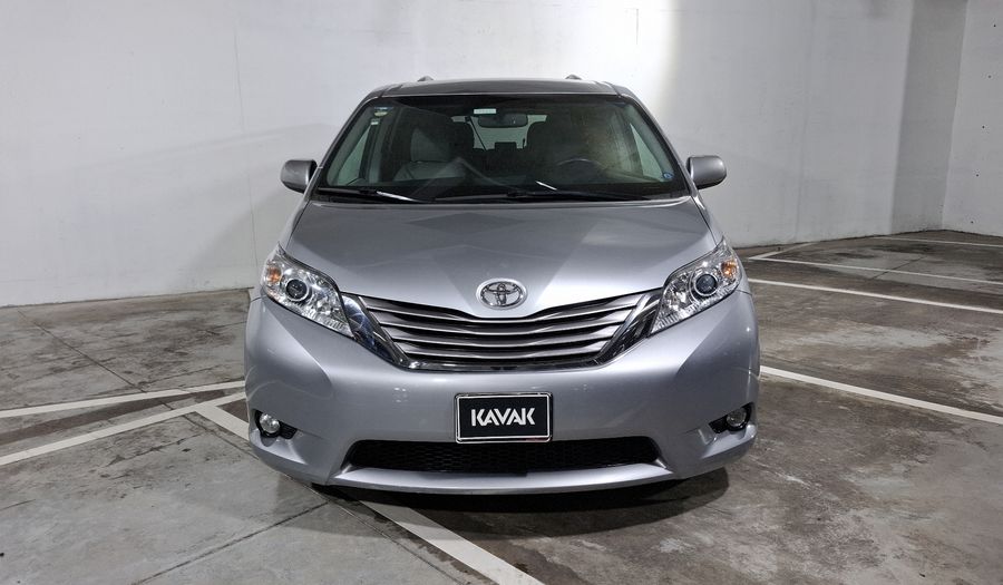 Toyota Sienna 3.5 XLE AT Minivan 2016