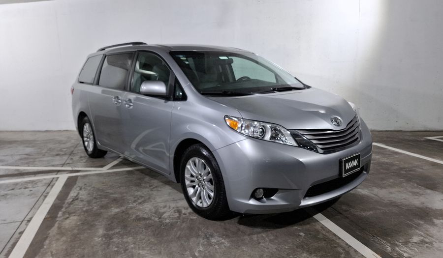 Toyota Sienna 3.5 XLE AT Minivan 2016