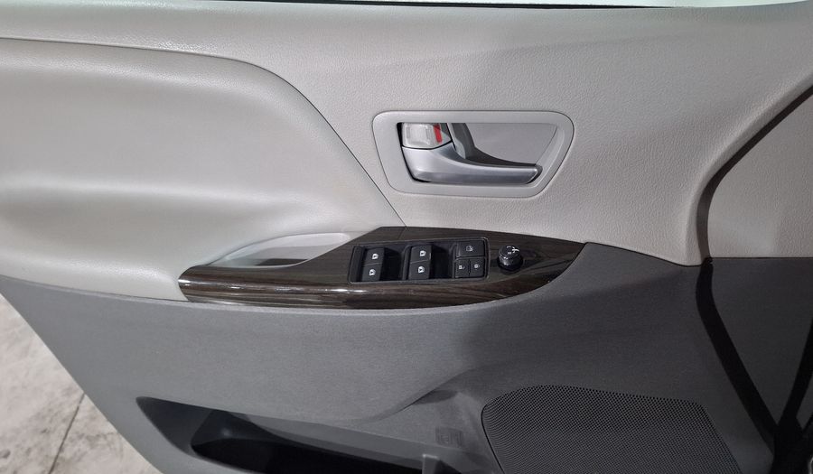 Toyota Sienna 3.5 XLE AT Minivan 2016