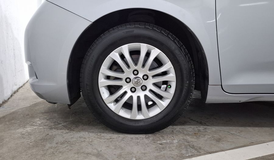 Toyota Sienna 3.5 XLE AT Minivan 2016