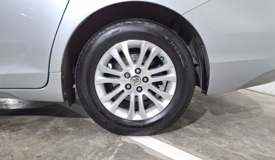 Toyota Sienna 3.5 XLE AT Minivan 2016